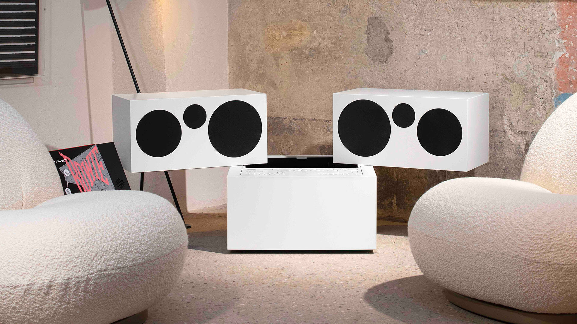 brionvega-totem-bianco-radio-verticale-design image 8