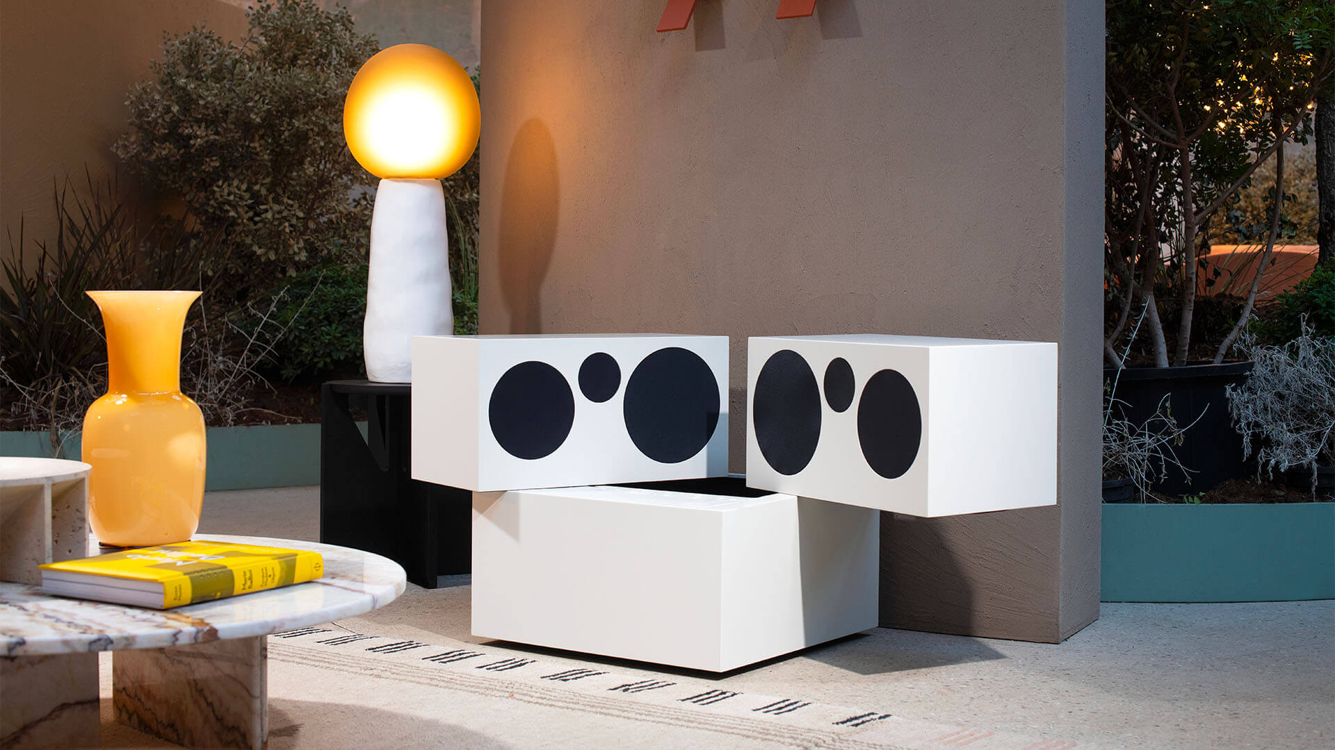 brionvega-totem-bianco-radio-verticale-design image 5